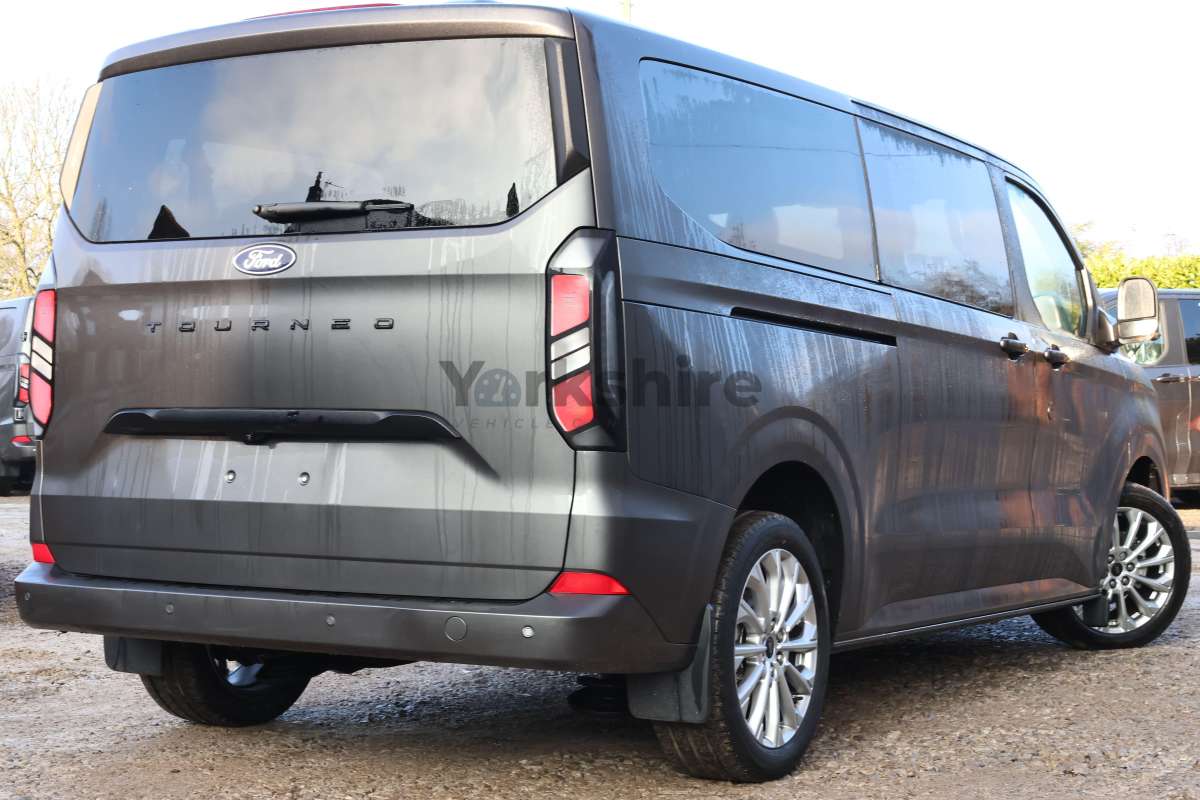 This is the Tourneo Custom 9-Seater Auto vehicle.